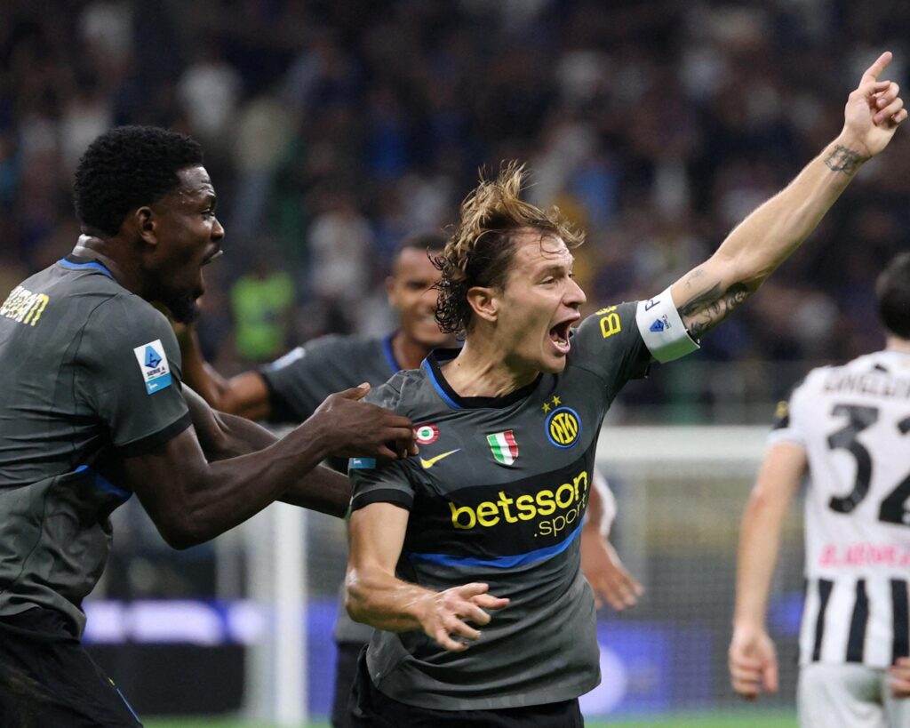 Inter surmonte Udinese et rejoint Rome en tête du classement