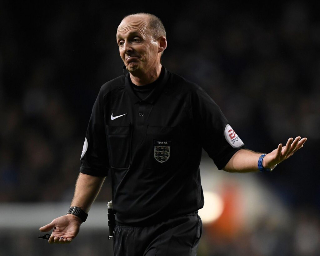 Mike Dean évoque des défis inattendus en tant qu&rsquo;arbitre