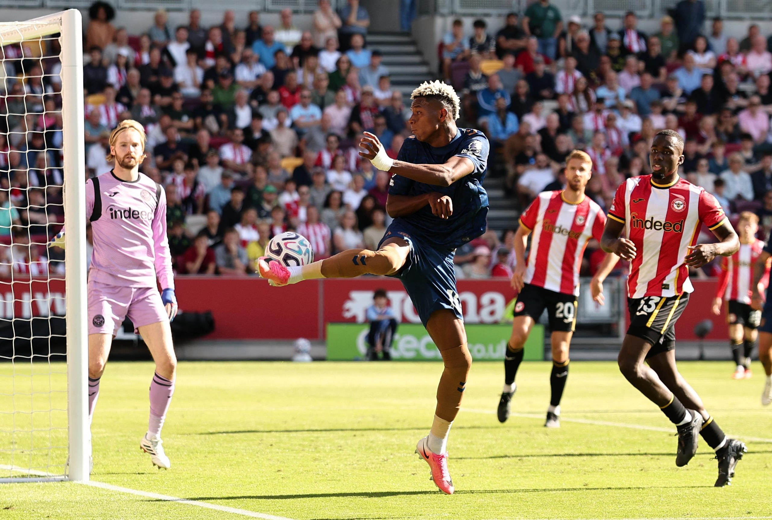Sunderland’s Nilson Angulo attempts to keep the ball in play against Brentford