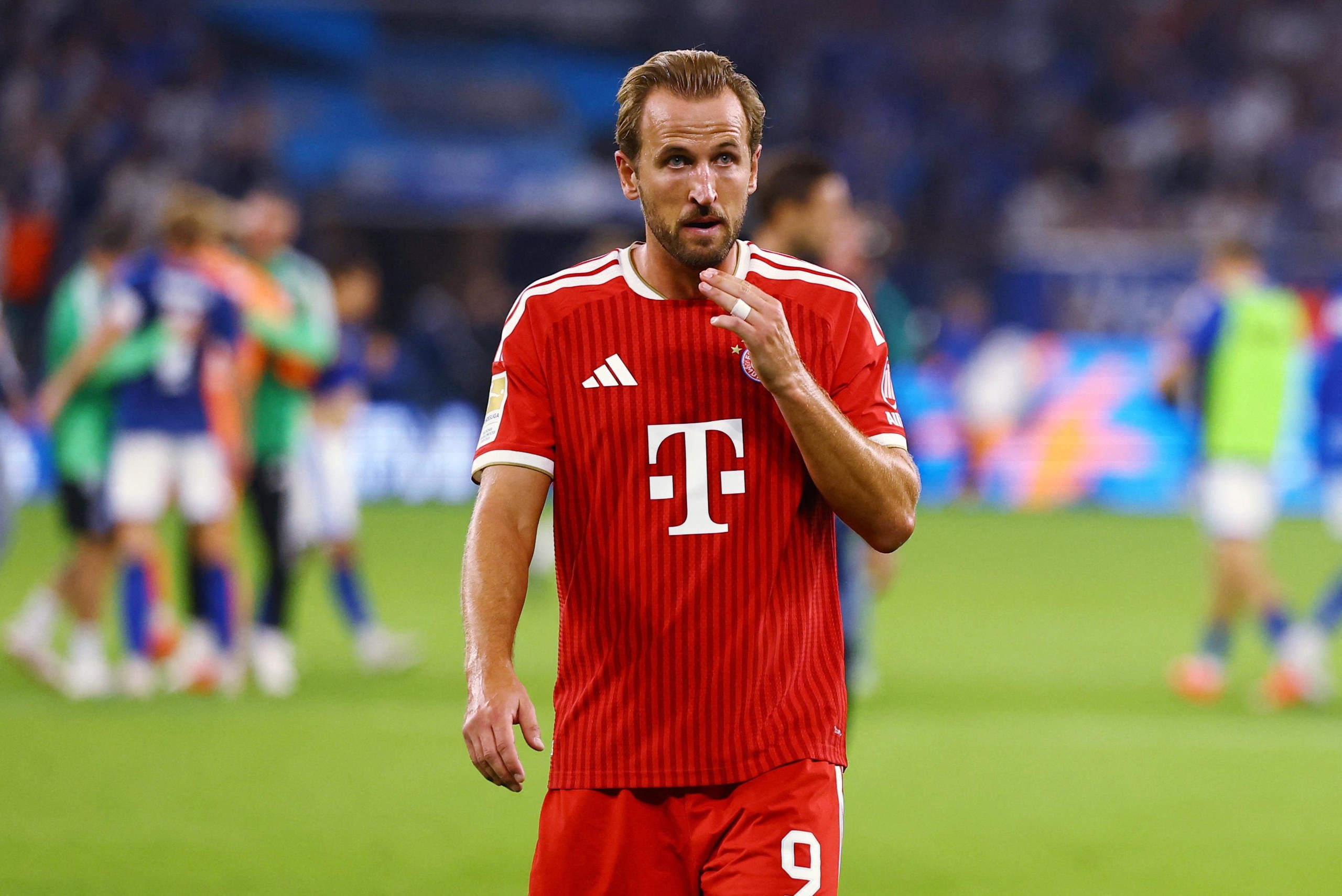 Harry Kane leaves the field after Bayern Munich's draw at Schalke.