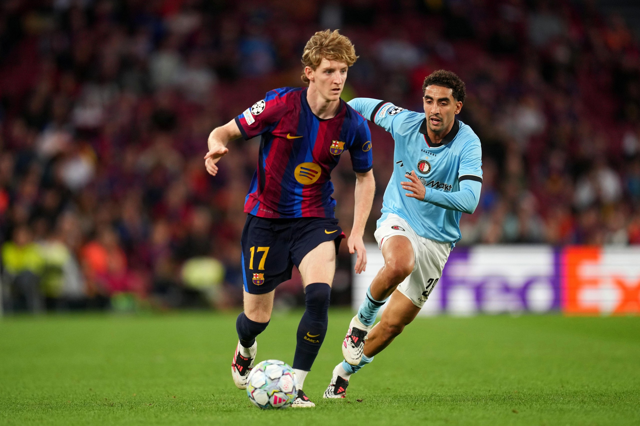 Anthony Gordon playing for Barcelona