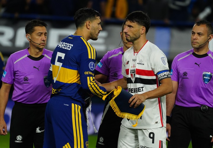 El saludo de Calleri y Paredes antes del partido. Marcelo Carroll