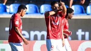 Gonçalo Paciência continua de pé quente e Santa Clara vence Arouca para subir ao pódio da Primeira Liga