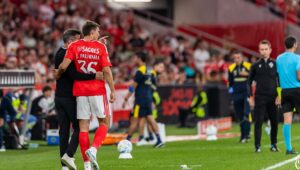 A praia onde o Benfica se está a habituar a atacar é a mesma onde ficou perto de morrer e outras lições de agosto