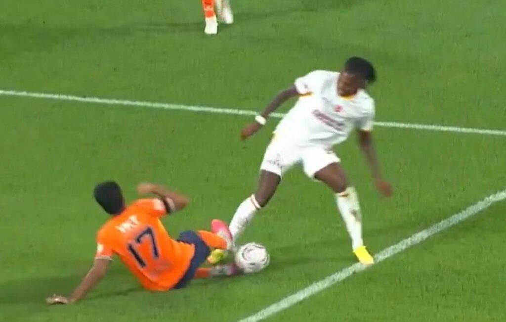 Umut Bozok reçoit un carton rouge, Başakşehir réduit à dix face à Galatasaray
