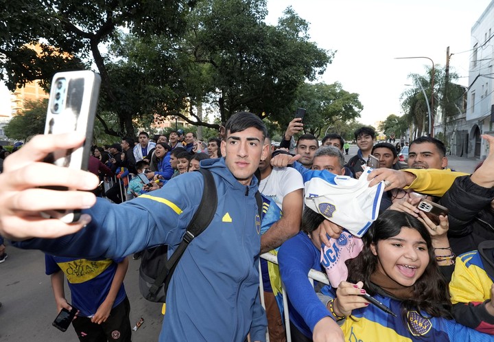 Lautaro Di Lollo en la llegada de Boca a Santiago del Estero